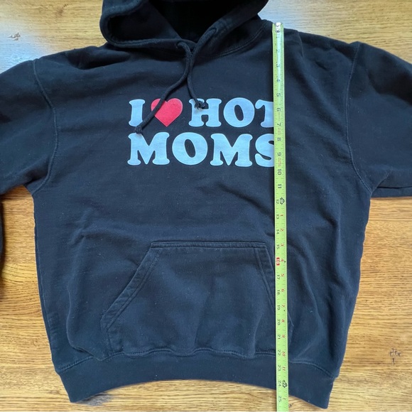 ⭐️ I Love ❤️ Hot Moms Graphic Black Sweatshirt Pullover Hoodie Size LARGE - Picture 10 of 11